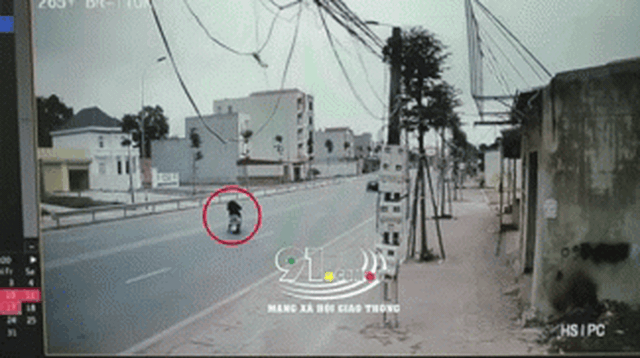 Clip: Tài xế xe khách có pha “drift” không tưởng trên đường, cứu mạng người đàn ông đi ẩu
