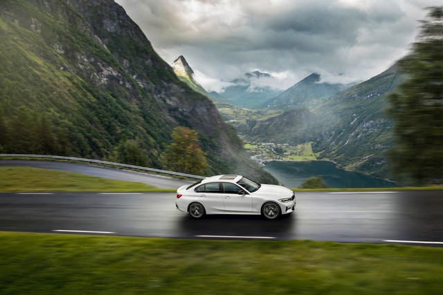 BMW 3-Series sắp thêm phiên bản giá rẻ, tăng sức cạnh tranh Mercedes-Benz C-Class - Ảnh 3.