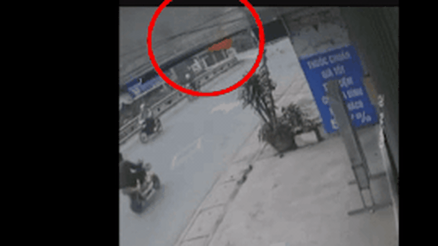 CLIP: Xe tải lao qua mũi tàu hỏa đang chạy, chi tiết barie đặc biệt gây chú ý