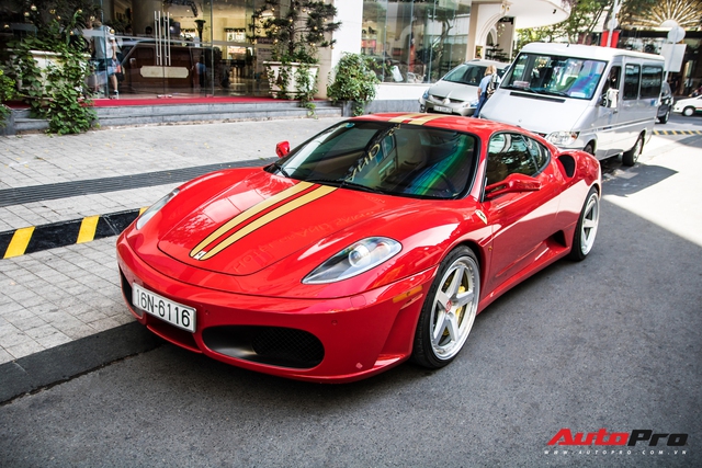 Hàng hiếm Ferrari F430 tái xuất trên phố Sài Gòn, bộ mâm đinh tán là chi tiết nổi bật nhất - Ảnh 1. Hàng hiếm Ferrari F430 tái xuất trên phố Sài Gòn, bộ mâm đinh tán là chi tiết nổi bật nhất - Ảnh 1.
