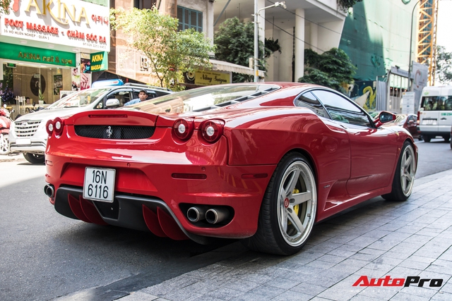 Hàng hiếm Ferrari F430 tái xuất trên phố Sài Gòn, bộ mâm đinh tán là chi tiết nổi bật nhất - Ảnh 8. Hàng hiếm Ferrari F430 tái xuất trên phố Sài Gòn, bộ mâm đinh tán là chi tiết nổi bật nhất - Ảnh 8.