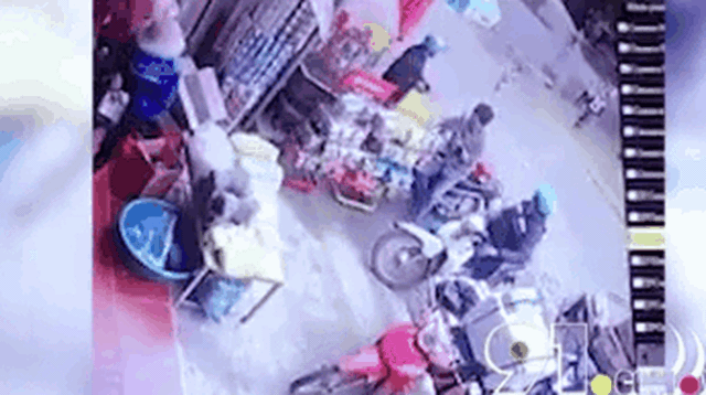 Clip: Tuột tay anh trai, lao sang cửa hàng tạp hóa, em bé bị xe ben đâm kinh hoàng