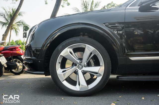 Bentley Bentayga sang chanh voi bodykit soi carbon