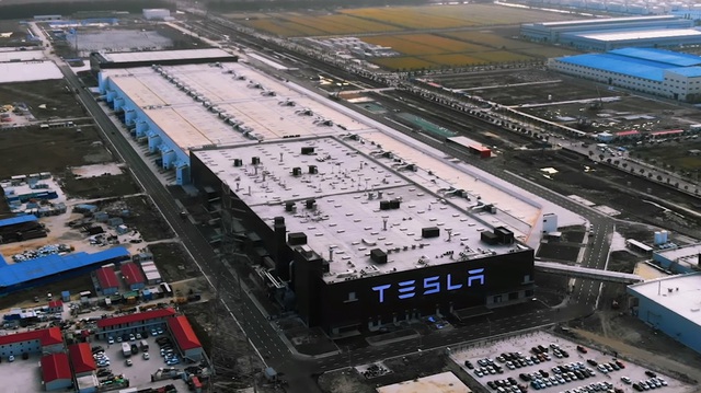 Tesla chính thức bàn giao xe điện "Made in China" đầu tiên