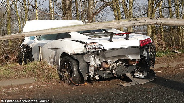 Lamborghini Gallardo nát bươm, sao MU hú hồn thoát chết
