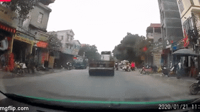 Clip: Nữ sinh thoát nạn may mắn dưới bánh xe container và chiếc xe chạy ngược chiều đầy tai hại