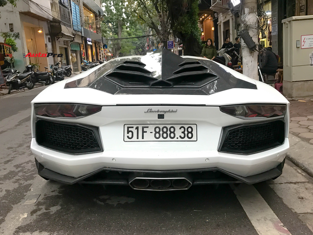 Lamborghini Aventador LP700-4 chính hãng duy nhất tại Việt Nam bất ngờ đón Tết tại Hà Nội, xuất hiện trên đường với màn khạc lửa ấn tượng - Ảnh 7.