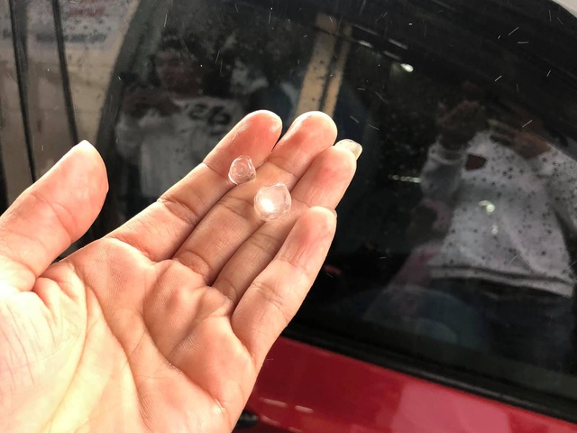 Nhiều chủ xe ‘nuốt nước mắt’ mất Tết vì mưa đá rơi vỡ kính ô tô, garage bận nghỉ lễ nên từ chối sửa - Ảnh 4.