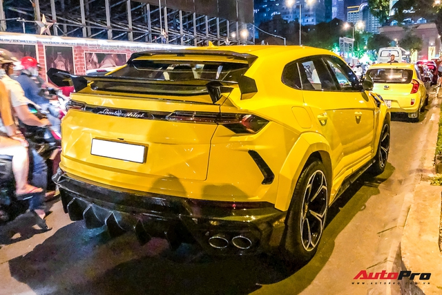 Lamborghini Urus độ khủng hơn chiếc của đại gia Minh nhựa xuất hiện trên phố Sài Gòn ngày đầu năm mới - Ảnh 1.