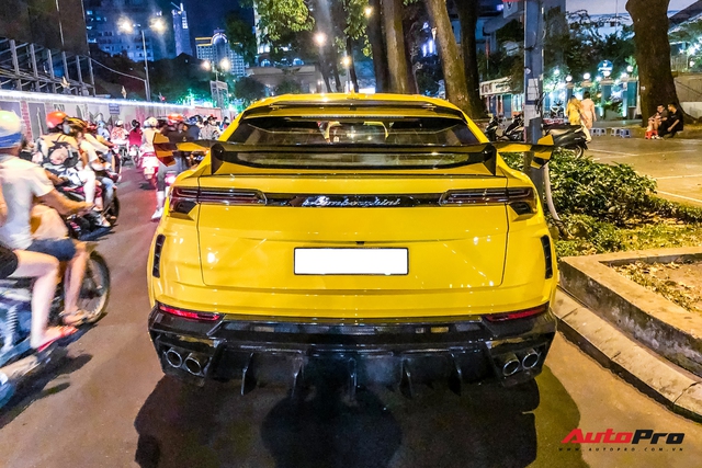 Lamborghini Urus độ khủng hơn chiếc của đại gia Minh nhựa xuất hiện trên phố Sài Gòn ngày đầu năm mới - Ảnh 2.