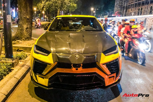 Lamborghini Urus do khung hon chiec cua dai gia Minh nhua xuat hien tren pho Sai Gon ngay dau nam moi