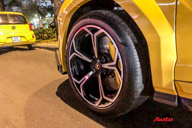 Lamborghini Urus độ khủng hơn chiếc của đại gia Minh nhựa xuất hiện trên phố Sài Gòn ngày đầu năm mới - Ảnh 10.