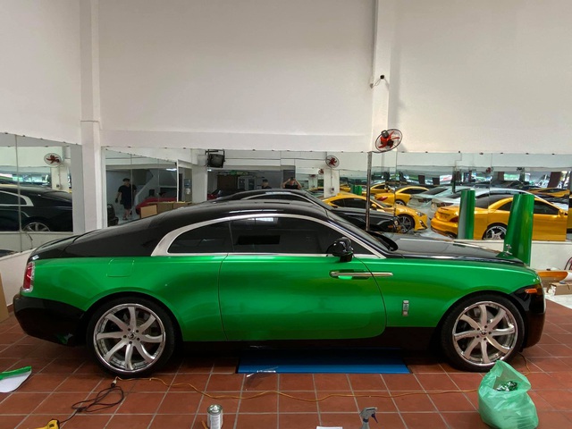 Rolls-Royce Wraith của đại gia Bạc Liêu đổi màu sơn cực độc để chơi Tết - Ảnh 2. Rolls-Royce Wraith của đại gia Bạc Liêu đổi màu sơn cực độc để chơi Tết - Ảnh 2.