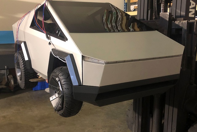 Phát cuồng với mini Tesla Cybertruck kéo được cả SUV nặng hơn 2 tấn - Ảnh 1.
