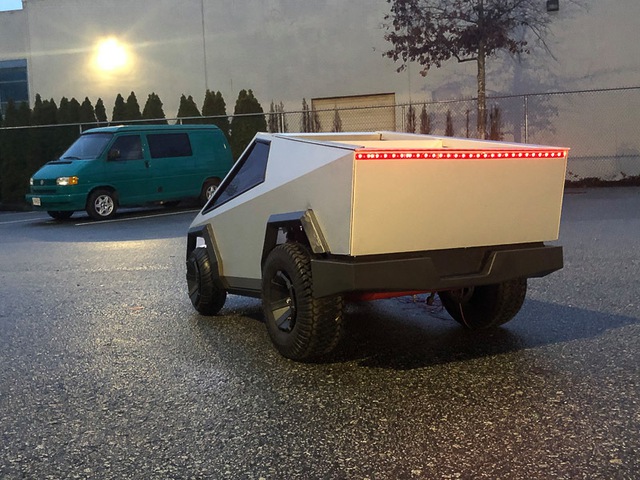 Phát cuồng với mini Tesla Cybertruck kéo được cả SUV nặng hơn 2 tấn - Ảnh 4.