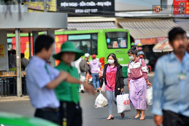 Sợ dịch bệnh do virus Corona, người dân đến sân bay Tân Sơn Nhất, bến xe đều đeo khẩu trang kín mít - Ảnh 1.