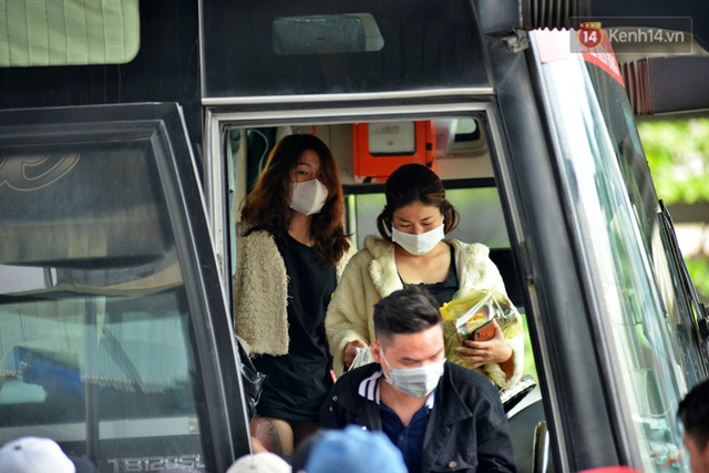 Sợ dịch bệnh do virus Corona, người dân đến sân bay Tân Sơn Nhất, bến xe đều đeo khẩu trang kín mít - Ảnh 2.