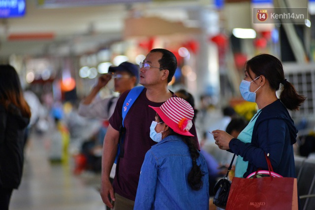 Sợ dịch bệnh do virus Corona, người dân đến sân bay Tân Sơn Nhất, bến xe đều đeo khẩu trang kín mít - Ảnh 11.