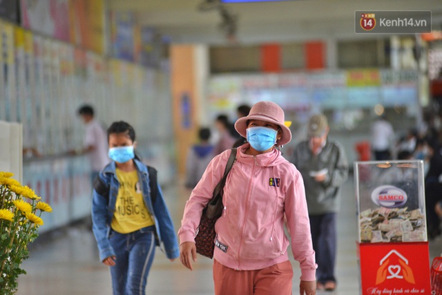 Sợ dịch bệnh do virus Corona, người dân đến sân bay Tân Sơn Nhất, bến xe đều đeo khẩu trang kín mít - Ảnh 3.