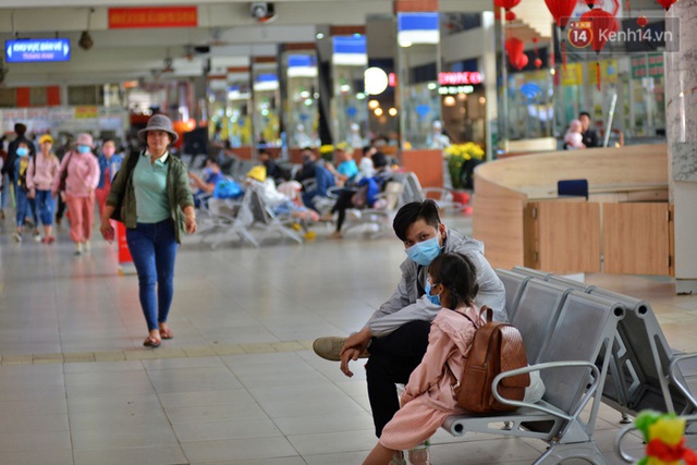 Sợ dịch bệnh do virus Corona, người dân đến sân bay Tân Sơn Nhất, bến xe đều đeo khẩu trang kín mít - Ảnh 4.