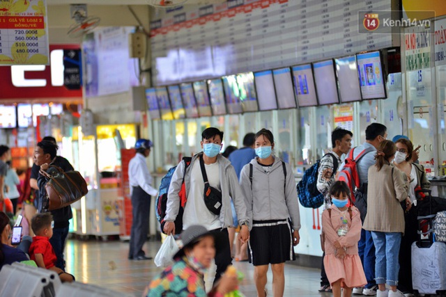 Sợ dịch bệnh do virus Corona, người dân đến sân bay Tân Sơn Nhất, bến xe đều đeo khẩu trang kín mít - Ảnh 5.