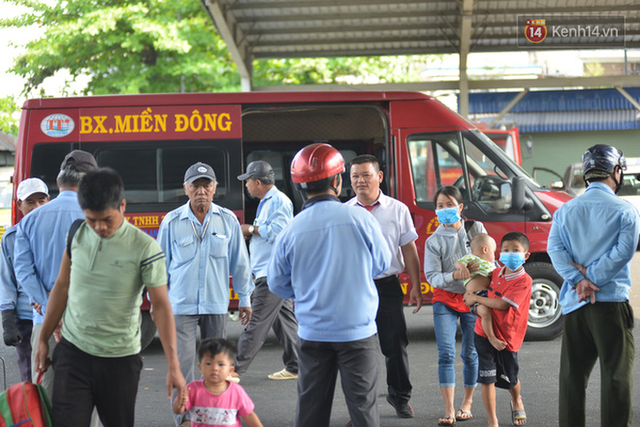 Sợ dịch bệnh do virus Corona, người dân đến sân bay Tân Sơn Nhất, bến xe đều đeo khẩu trang kín mít - Ảnh 6.