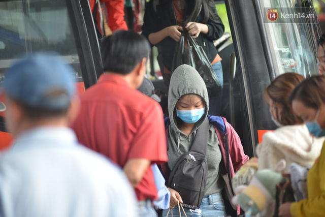 Sợ dịch bệnh do virus Corona, người dân đến sân bay Tân Sơn Nhất, bến xe đều đeo khẩu trang kín mít - Ảnh 7.