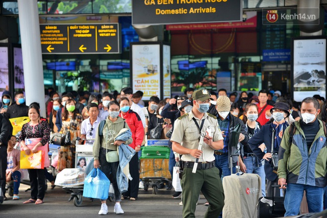 Sợ dịch bệnh do virus Corona, người dân đến sân bay Tân Sơn Nhất, bến xe đều đeo khẩu trang kín mít - Ảnh 8.