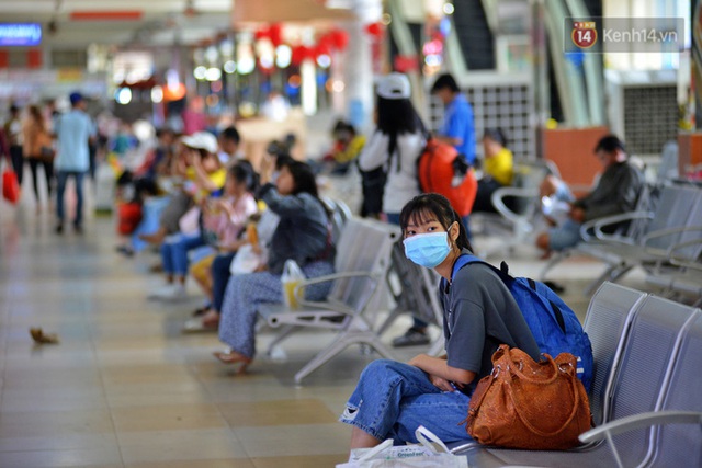 Sợ dịch bệnh do virus Corona, người dân đến sân bay Tân Sơn Nhất, bến xe đều đeo khẩu trang kín mít - Ảnh 9.
