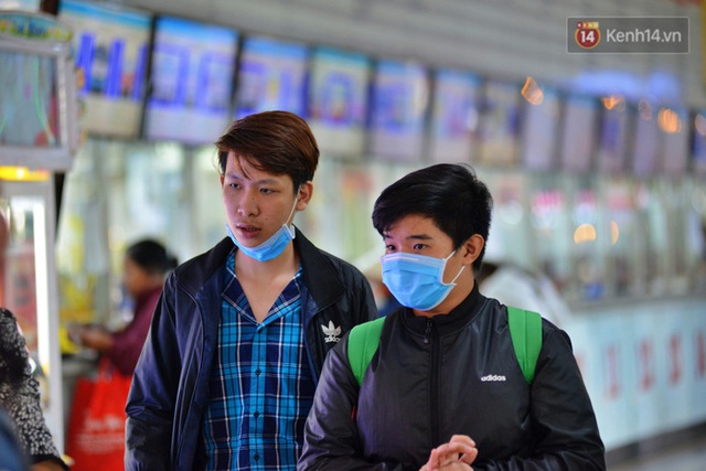 Sợ dịch bệnh do virus Corona, người dân đến sân bay Tân Sơn Nhất, bến xe đều đeo khẩu trang kín mít - Ảnh 10.
