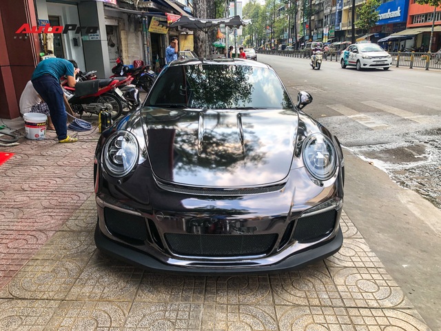 Siêu xe tin đồn của con rể Minh nhựa bất ngờ xuất hiện tại một showroom bán xe ở Sài Gòn nhưng lý do sau đó còn gây bất ngờ hơn - Ảnh 3.