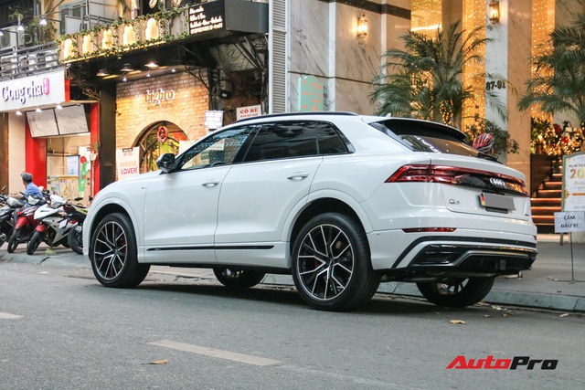 Cất siêu xe, chồng Diệp Lâm Anh xuống phố với Audi Q8 được trang bị gói phụ kiện ngàn USD - Ảnh 7. Cất siêu xe, chồng Diệp Lâm Anh xuống phố với Audi Q8 được trang bị gói phụ kiện ngàn USD - Ảnh 7.