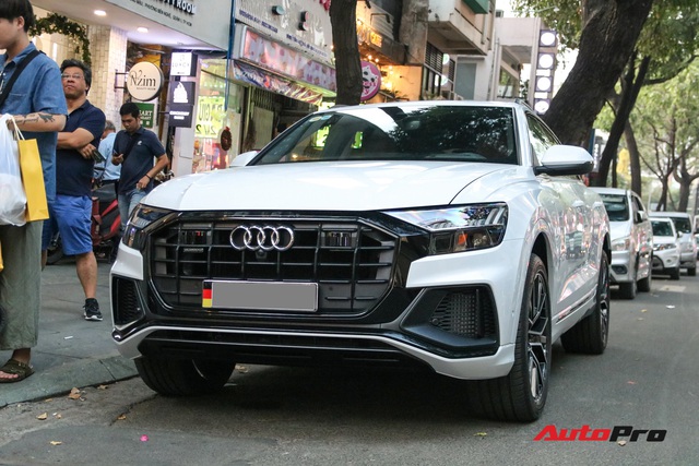 Cất siêu xe, chồng Diệp Lâm Anh xuống phố với Audi Q8 được trang bị gói phụ kiện ngàn USD - Ảnh 3. Cất siêu xe, chồng Diệp Lâm Anh xuống phố với Audi Q8 được trang bị gói phụ kiện ngàn USD - Ảnh 3.