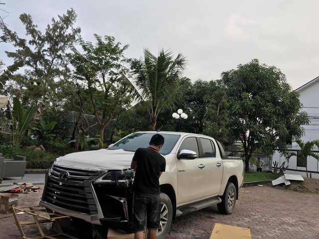 Dân chơi Hà Tĩnh lột xác Toyota Hilux thành bán tải ‘Lexus LX 570’ có một không hai tại Việt Nam - Ảnh 1. Dân chơi Hà Tĩnh lột xác Toyota Hilux thành bán tải ‘Lexus LX 570’ có một không hai tại Việt Nam - Ảnh 1.