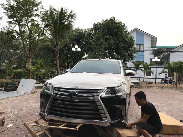 Dân chơi Hà Tĩnh lột xác Toyota Hilux thành bán tải ‘Lexus LX 570’ có một không hai tại Việt Nam - Ảnh 2. Dân chơi Hà Tĩnh lột xác Toyota Hilux thành bán tải ‘Lexus LX 570’ có một không hai tại Việt Nam - Ảnh 2.