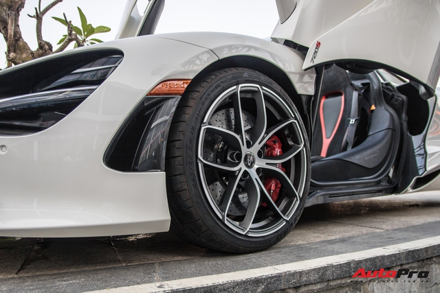 McLaren 720S Spider đầu tiên Việt Nam cập bến Đà Nẵng, nằm chung garage với một chiếc đặc biệt không kém - Ảnh 4.