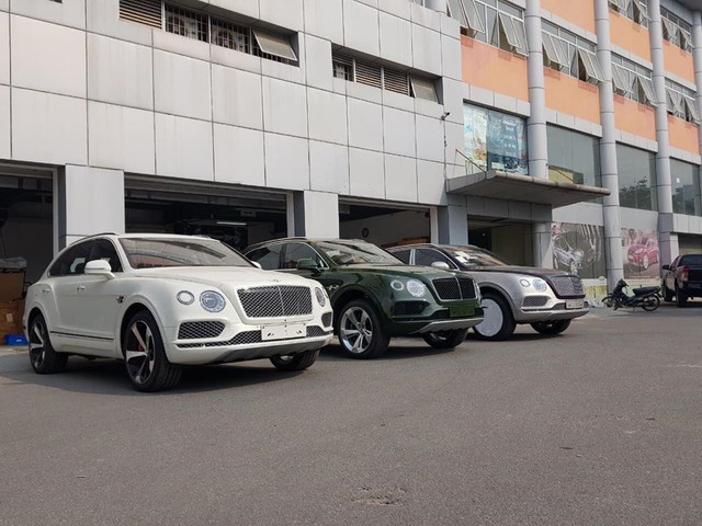 Bentley Bentayga ồ ạt về nước với số lượng lớn cho đại gia Việt chơi Tết, một chiếc sở hữu chi tiết đặc biệt lần đầu xuất hiện - Ảnh 1.