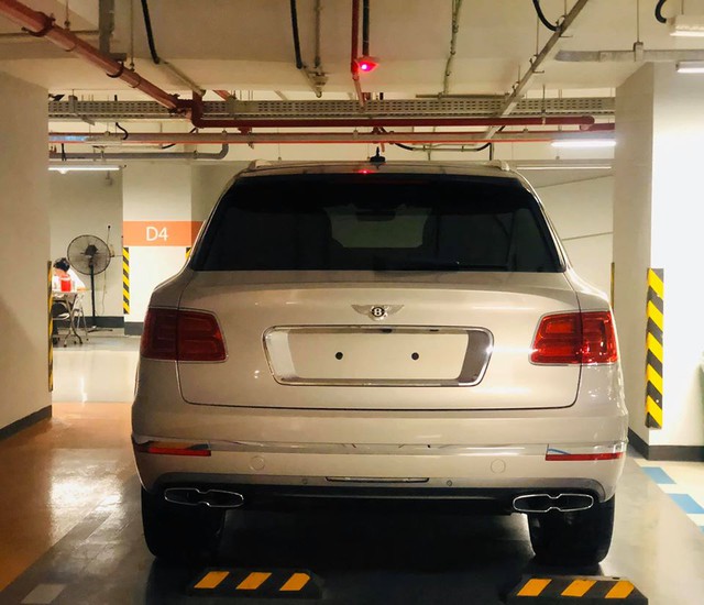 Bentley Bentayga ồ ạt về nước với số lượng lớn cho đại gia Việt chơi Tết, một chiếc sở hữu chi tiết đặc biệt lần đầu xuất hiện - Ảnh 4.