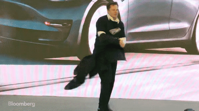 Elon Musk gây bão vì màn múa may "thoát y" trong lễ ra mắt Tesla Model Y tại Trung Quốc