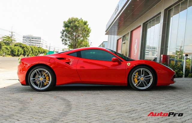 Ferrari 488 GTB từng thuộc sở hữu của ông Đặng Lê Nguyên Vũ xuất hiện tại showroom Ferrari - Ảnh 4.