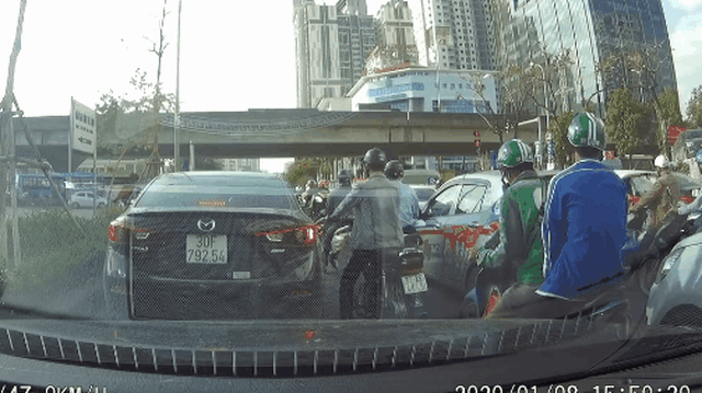 CLIP: Tài xế Grabbike bất ngờ ngã quỵ giữa đường sau khi đưa tay vuốt mặt