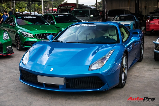 Can canh Ferrari 488 Spider mau xanh duong doc nhat Viet Nam cua dai gia Binh Phuoc