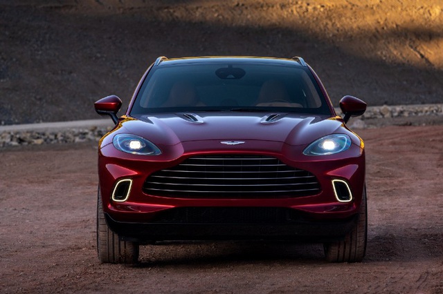 Vừa hạ giá khủng, Aston Martin DBX chào hàng đại gia Việt với giá gần 20 tỷ đồng: Siêu SUV mới đối đầu Lamborghini Urus - Ảnh 1. Vừa hạ giá khủng, Aston Martin DBX chào hàng đại gia Việt với giá gần 20 tỷ đồng: Siêu SUV mới đối đầu Lamborghini Urus - Ảnh 1.