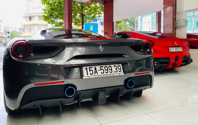 Doanh nhân Hải Phòng chia tay Ferrari 488 GTB màu xám đầu tiên về Việt Nam, màu sơn ngoại thất là chi tiết dễ gây nhầm lẫn - Ảnh 3. Doanh nhân Hải Phòng chia tay Ferrari 488 GTB màu xám đầu tiên về Việt Nam, màu sơn ngoại thất là chi tiết dễ gây nhầm lẫn - Ảnh 3.