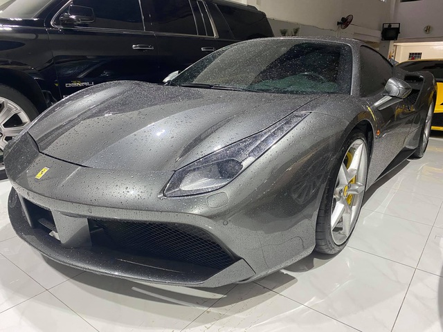 Doanh nhân Hải Phòng chia tay Ferrari 488 GTB màu xám đầu tiên về Việt Nam, màu sơn ngoại thất là chi tiết dễ gây nhầm lẫn - Ảnh 2. Doanh nhân Hải Phòng chia tay Ferrari 488 GTB màu xám đầu tiên về Việt Nam, màu sơn ngoại thất là chi tiết dễ gây nhầm lẫn - Ảnh 2.