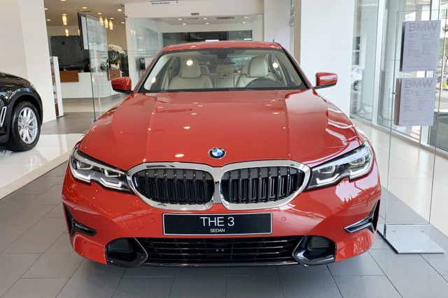 BMW hạ giá sốc cuối năm: Sau giảm giá là tặng trước bạ gần 400 triệu đồng, đáp trả Mercedes-Benz - Ảnh 1.