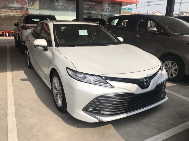 Toyota Camry ‘full option’ dọn kho giá hơn 1,1 tỷ đồng tại đại lý - Ảnh 1.