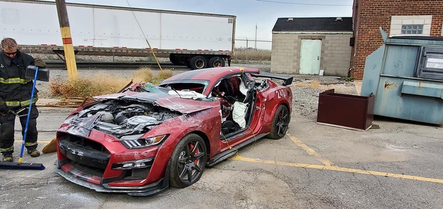 Góc chơi lớn: Sở cứu hỏa phá hủy Ford Mustang Shelby GT500 đời mới phục vụ buổi diễn tập - Ảnh 2.