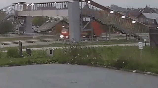 Quên hạ thùng, tài xế xe tải gây nên khoảnh khắc kinh hoàng khi kéo sập cầu vượt người đi bộ