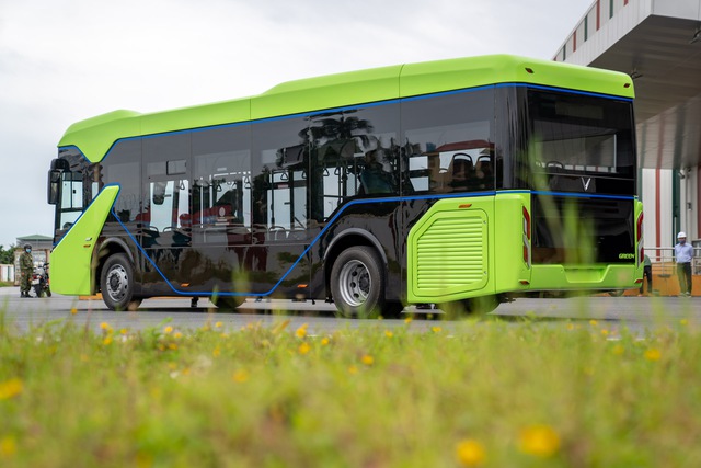 VinFast công bố xe buýt điện đầu tiên: Sạc đầy 2 tiếng, đi được 220-260 km, wifi, giá vé 3.000-10.000 đồng/lượt - Ảnh 3.